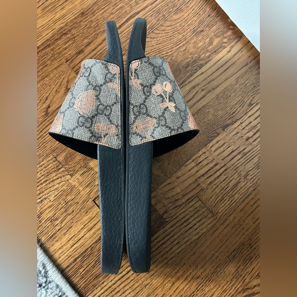🍒🍓Gucci🍒🍓 Women's GG Berry Print Slide Sandals - Picture 4 of 5